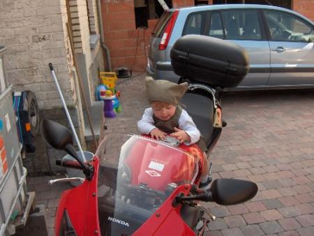 cassandra sur la moto de son papa